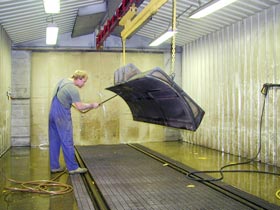 Reinigungskabine f�r Baumaschinenteile